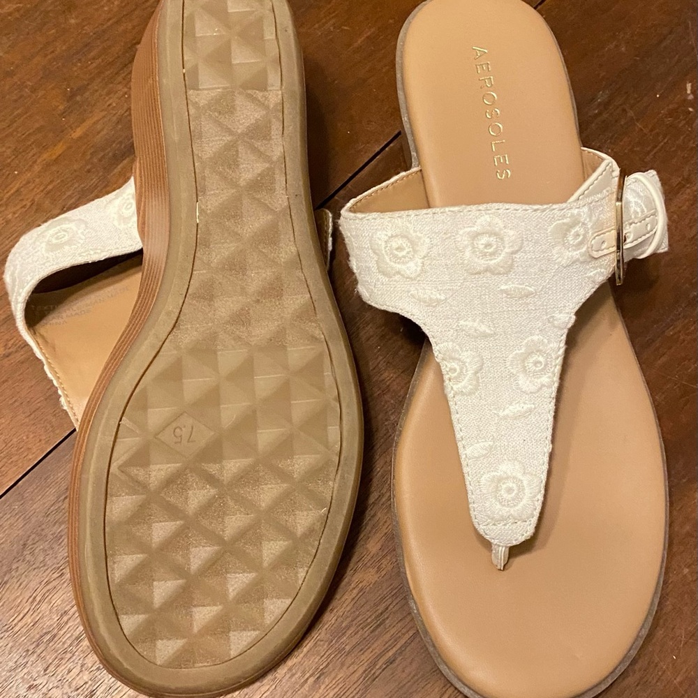 AEROSOLES Cream Floral Embroidered T-strap Sandals size 7 1/2 women’s - Picture 2 of 2